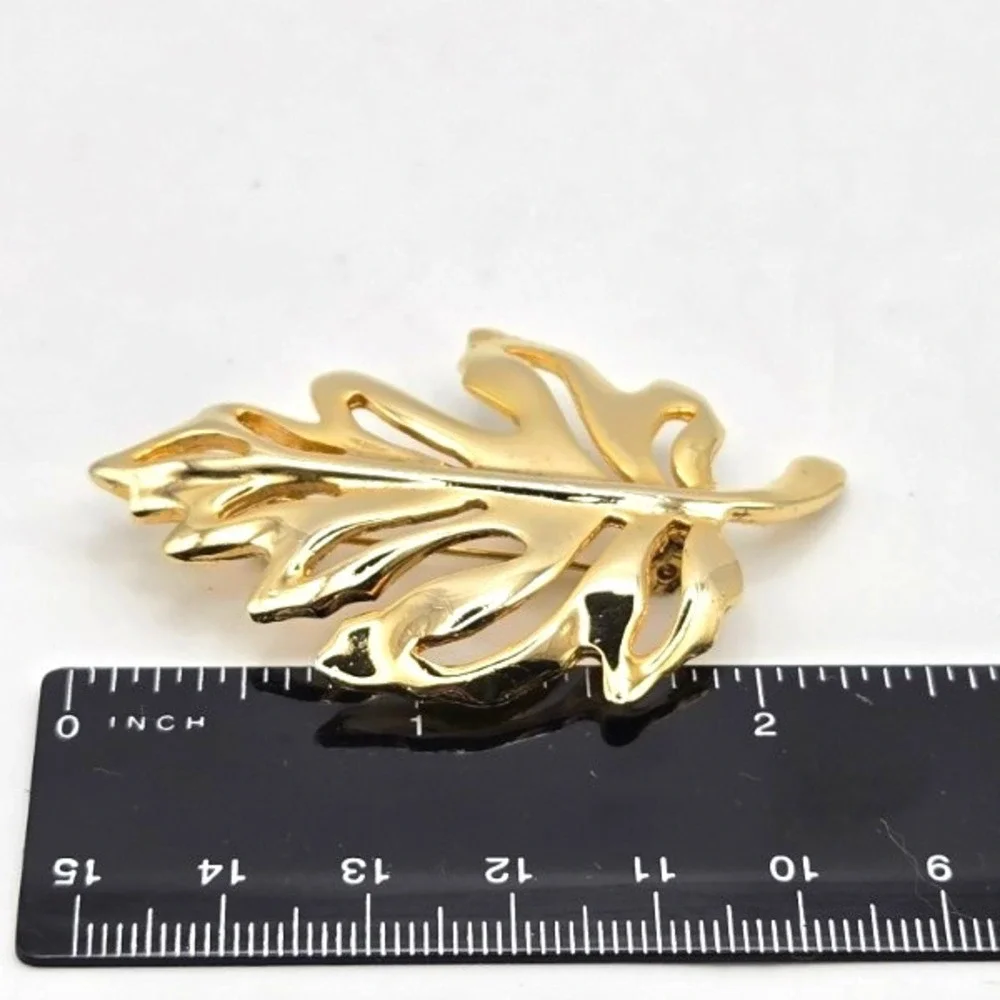Vintage Polished Gold Tone Leaf Brooch Pin Autumn Fall Nature‎ Inspired Jewelry